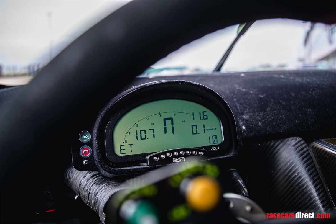 2014-nissan-r35-gt-r-8a01