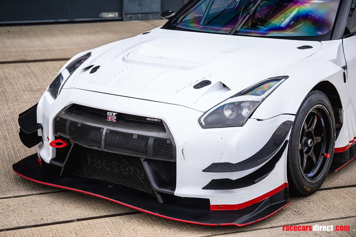 2014-nissan-r35-gt-r-8a01