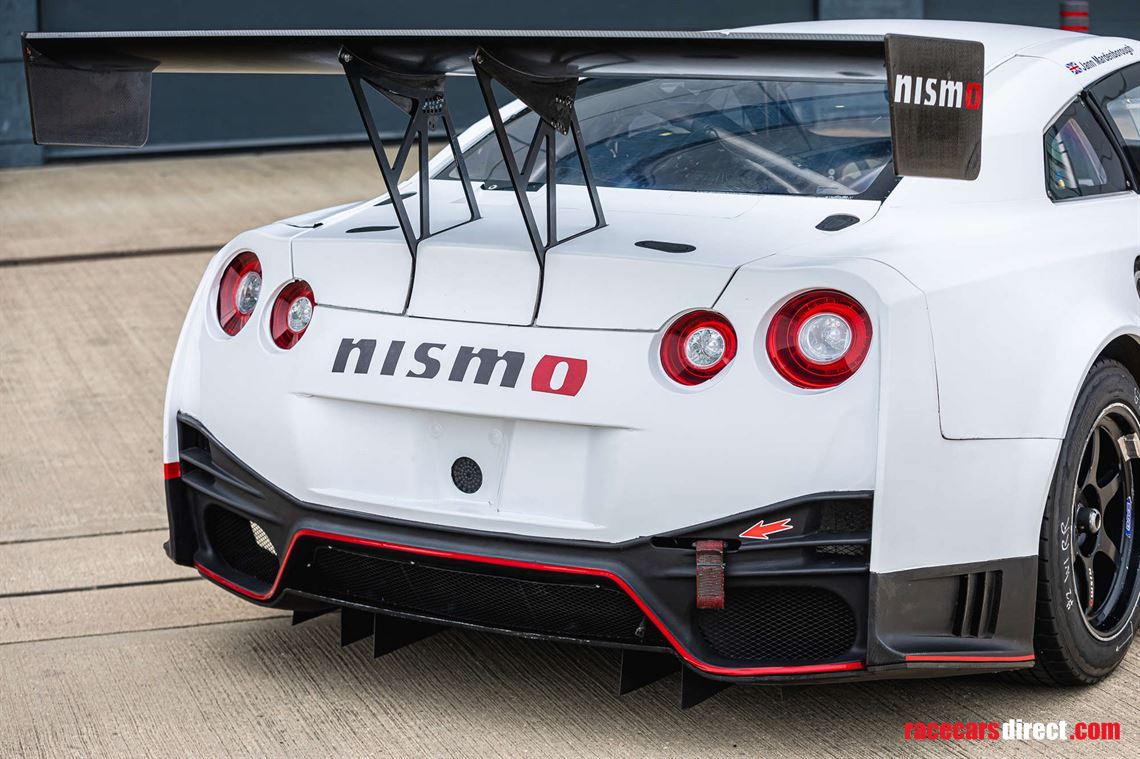 2014-nissan-r35-gt-r-8a01