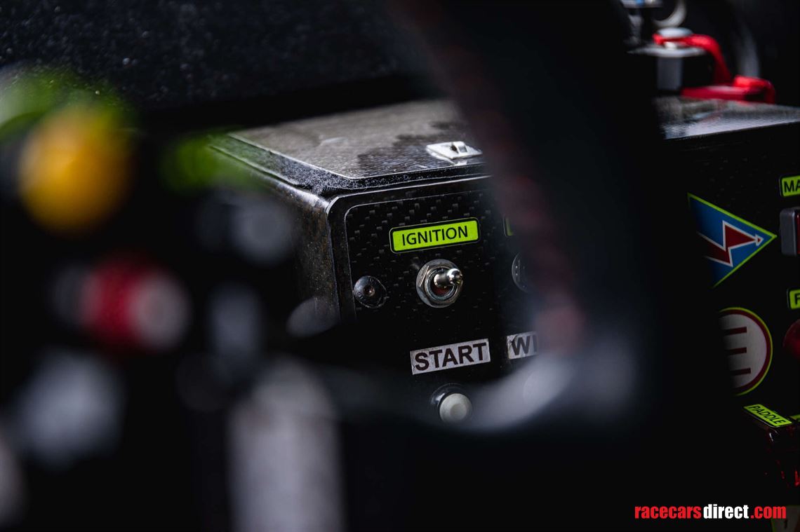 2014-nissan-r35-gt-r-8a01