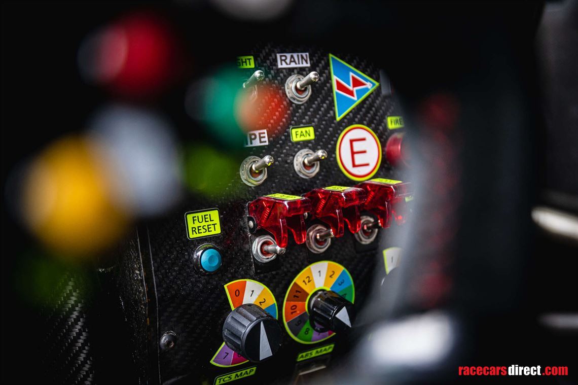 2014-nissan-r35-gt-r-8a01