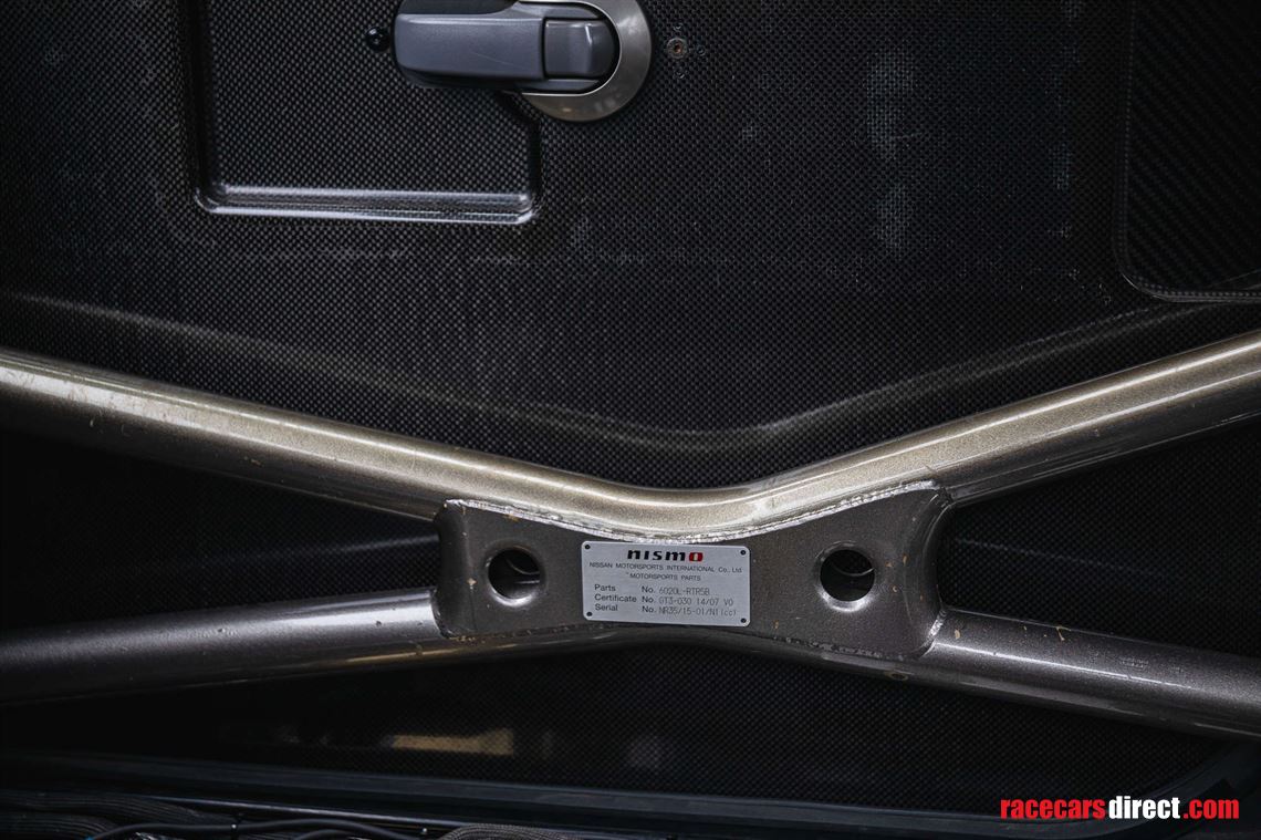 2014-nissan-r35-gt-r-8a01