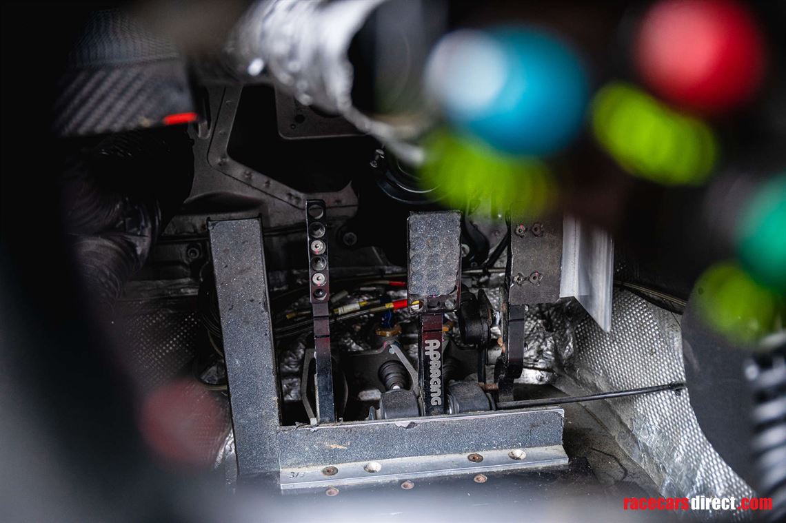 2014-nissan-r35-gt-r-8a01