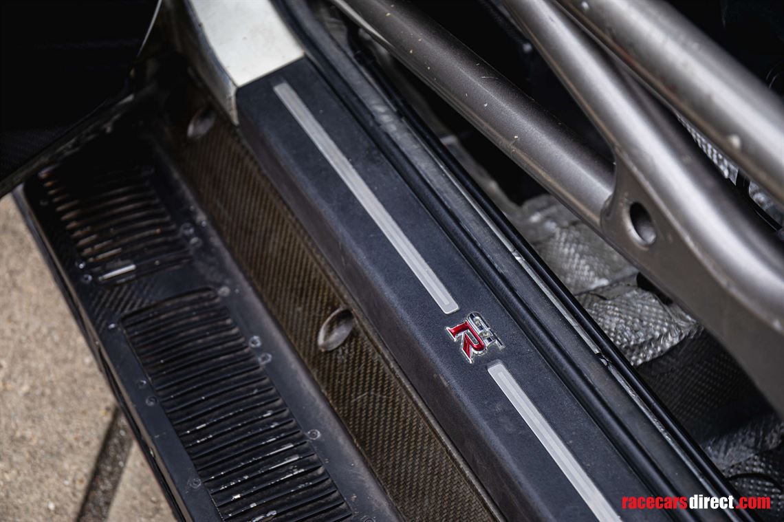 2014-nissan-r35-gt-r-8a01