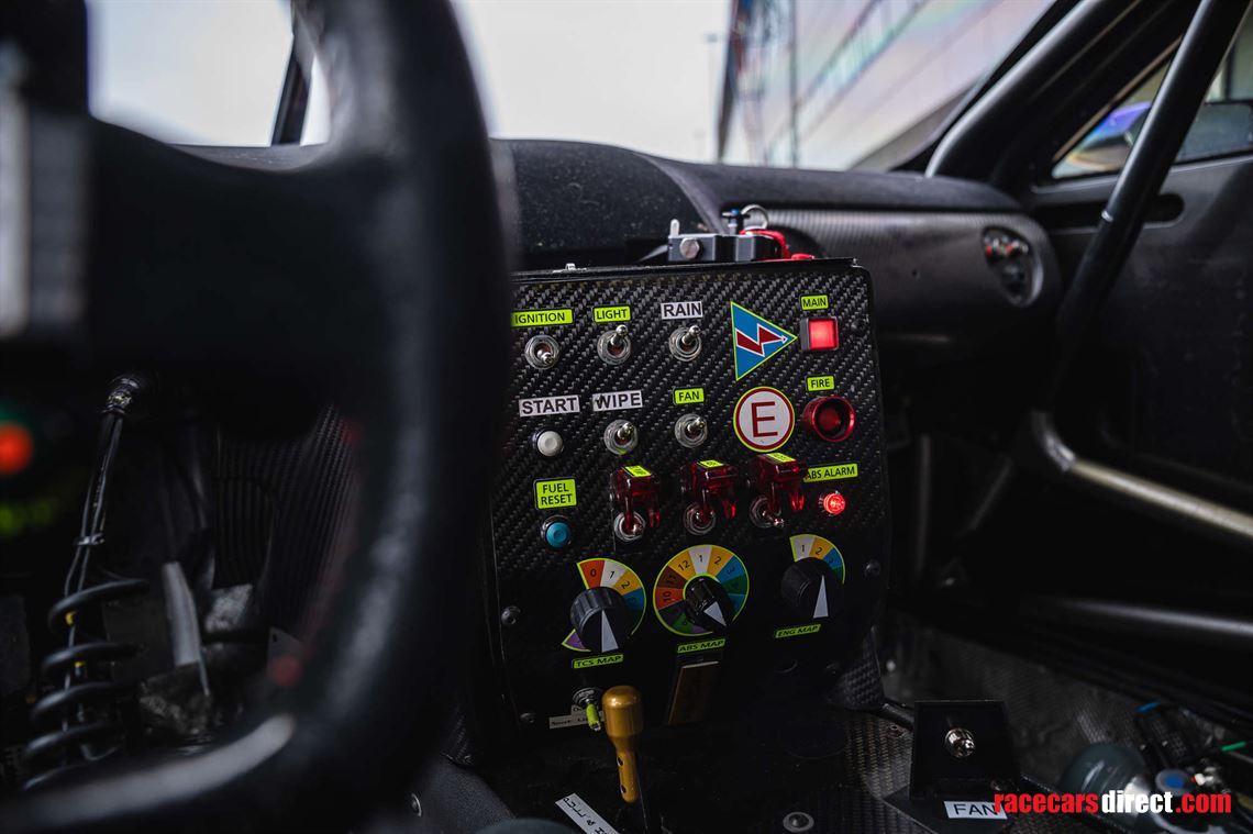 2014-nissan-r35-gt-r-8a01