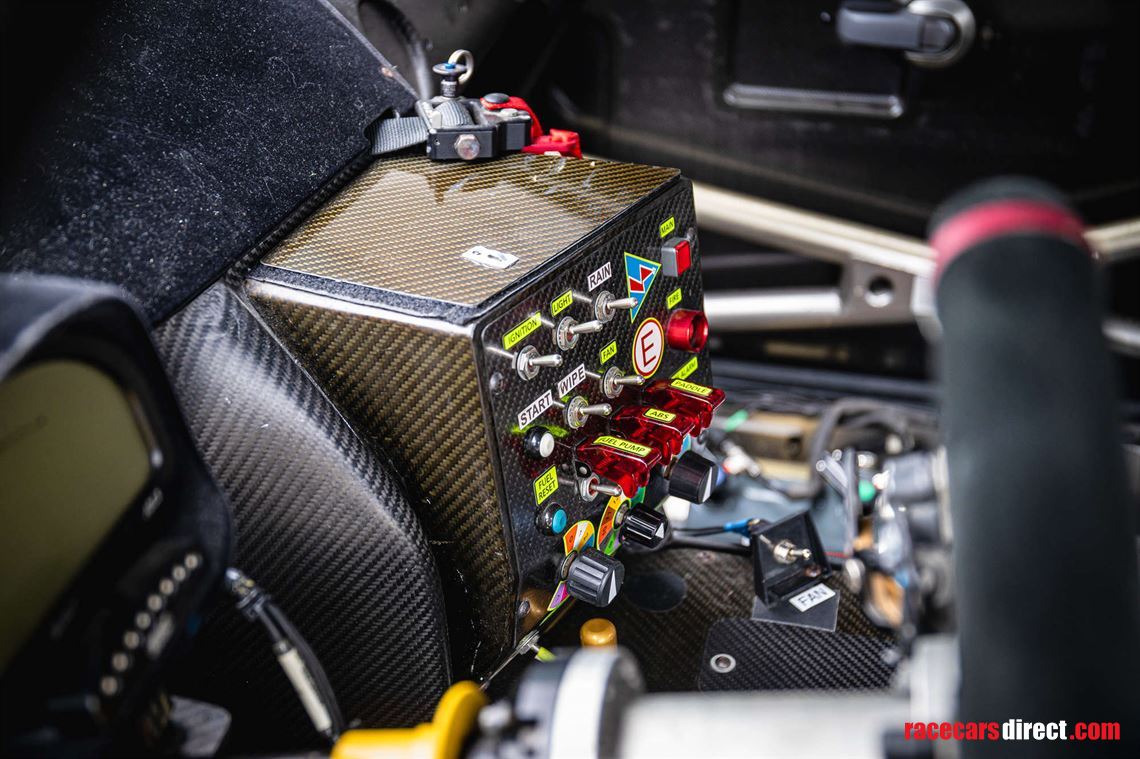 2014-nissan-r35-gt-r-8a01