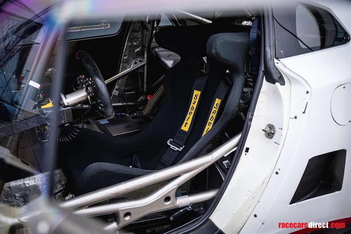 2014-nissan-r35-gt-r-8a01