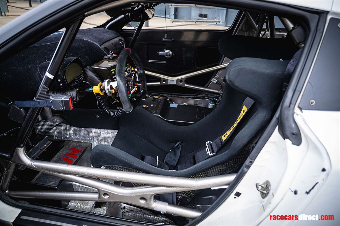 2014-nissan-r35-gt-r-8a01