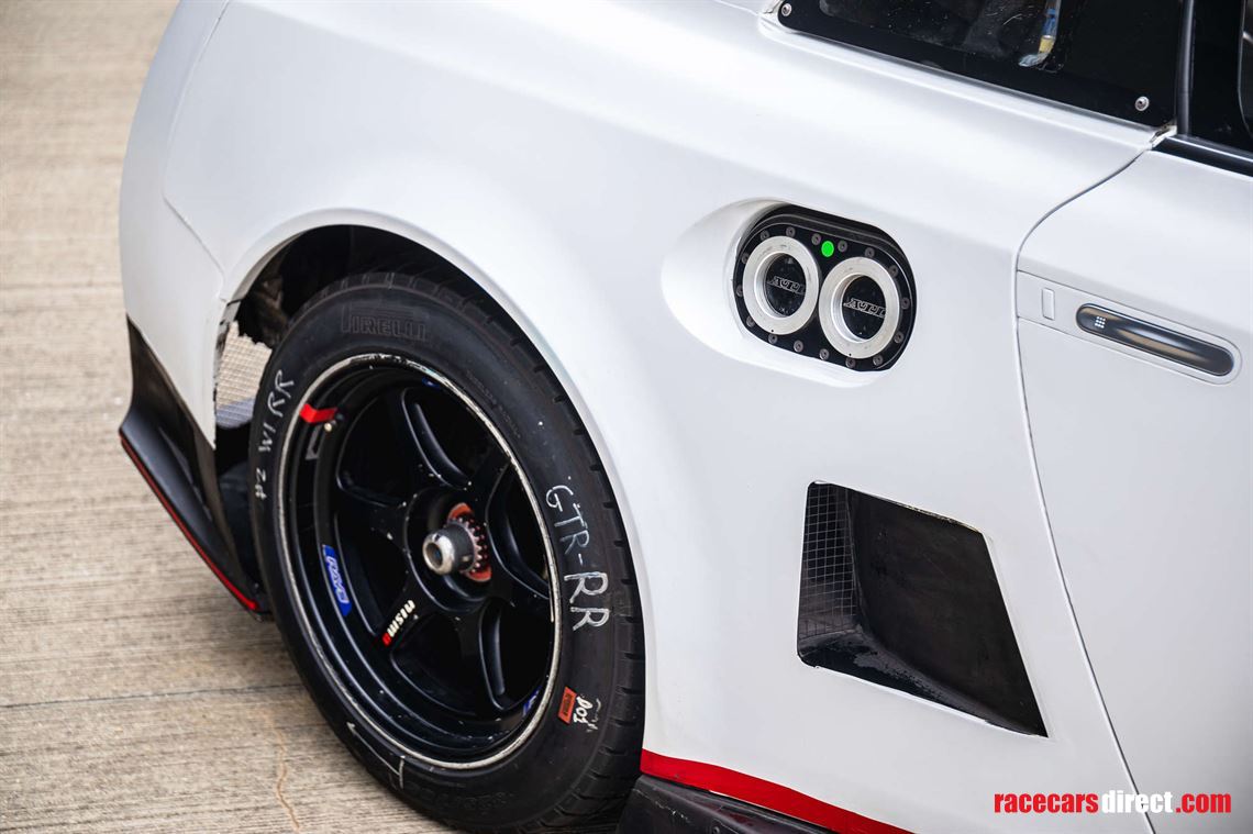 2014-nissan-r35-gt-r-8a01