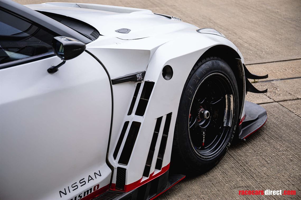 2014-nissan-r35-gt-r-8a01