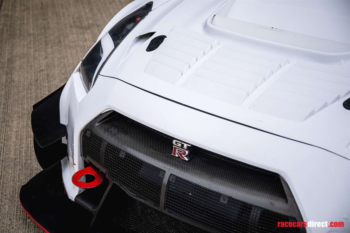 2014-nissan-r35-gt-r-8a01