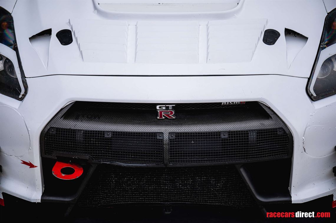 2014-nissan-r35-gt-r-8a01