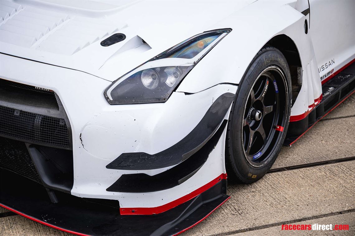 2014-nissan-r35-gt-r-8a01