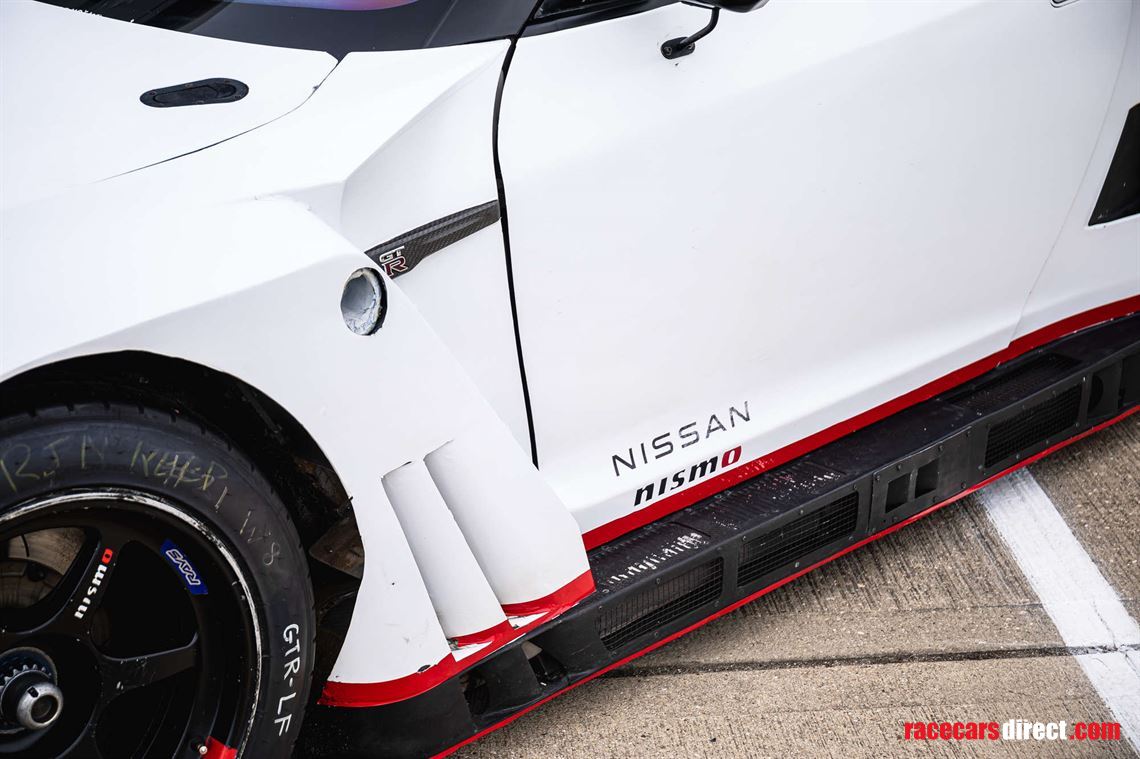 2014-nissan-r35-gt-r-8a01