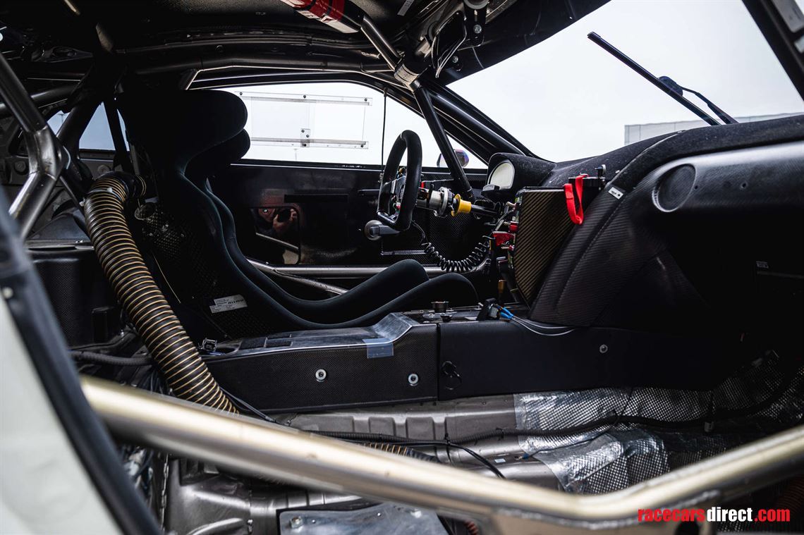 2014-nissan-r35-gt-r-8a01