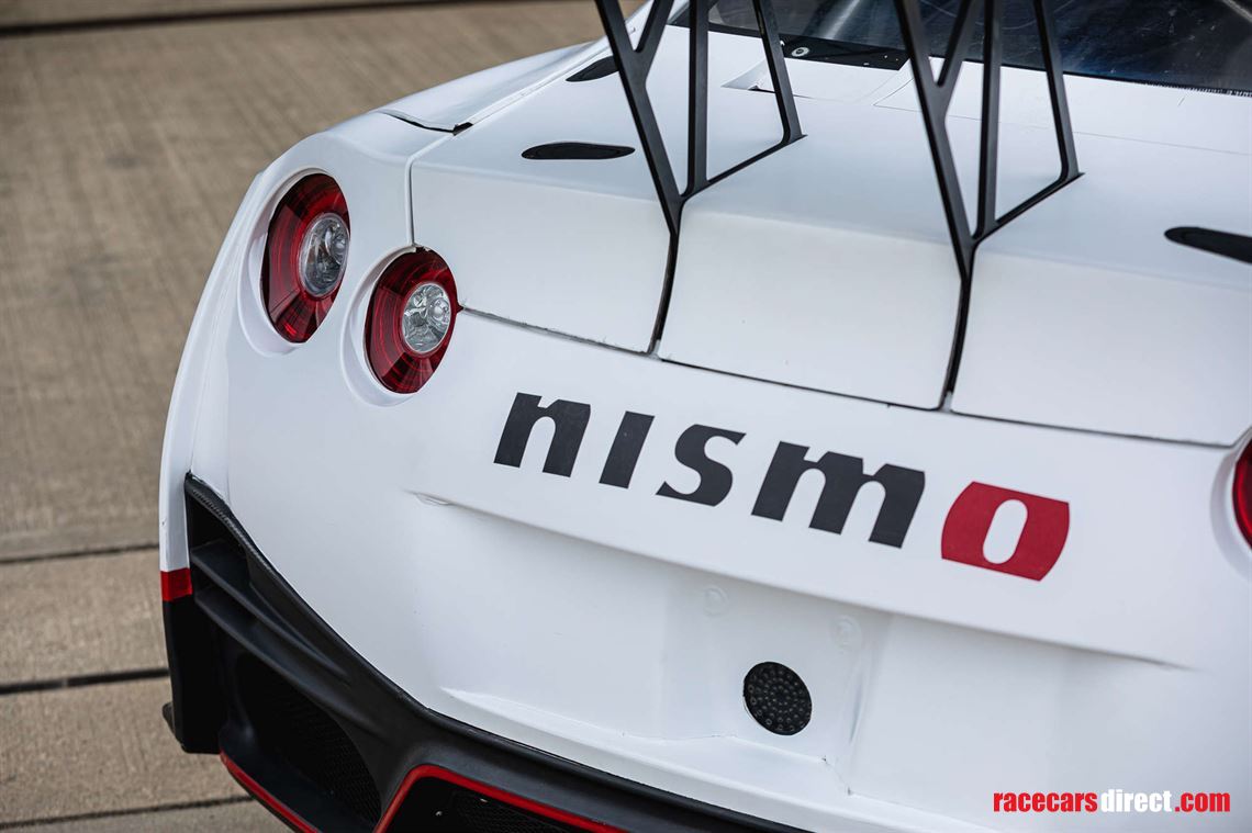 2014-nissan-r35-gt-r-8a01
