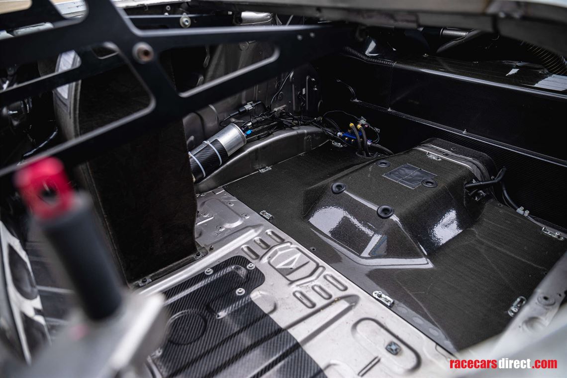 2014-nissan-r35-gt-r-8a01