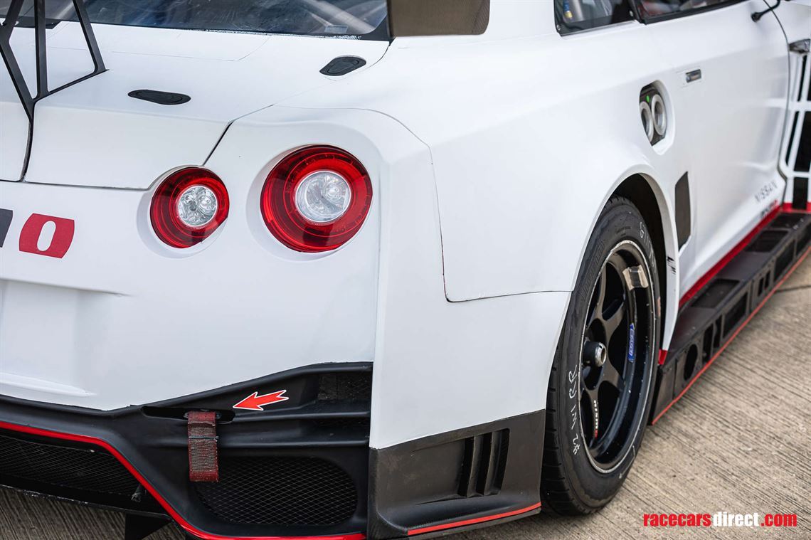 2014-nissan-r35-gt-r-8a01