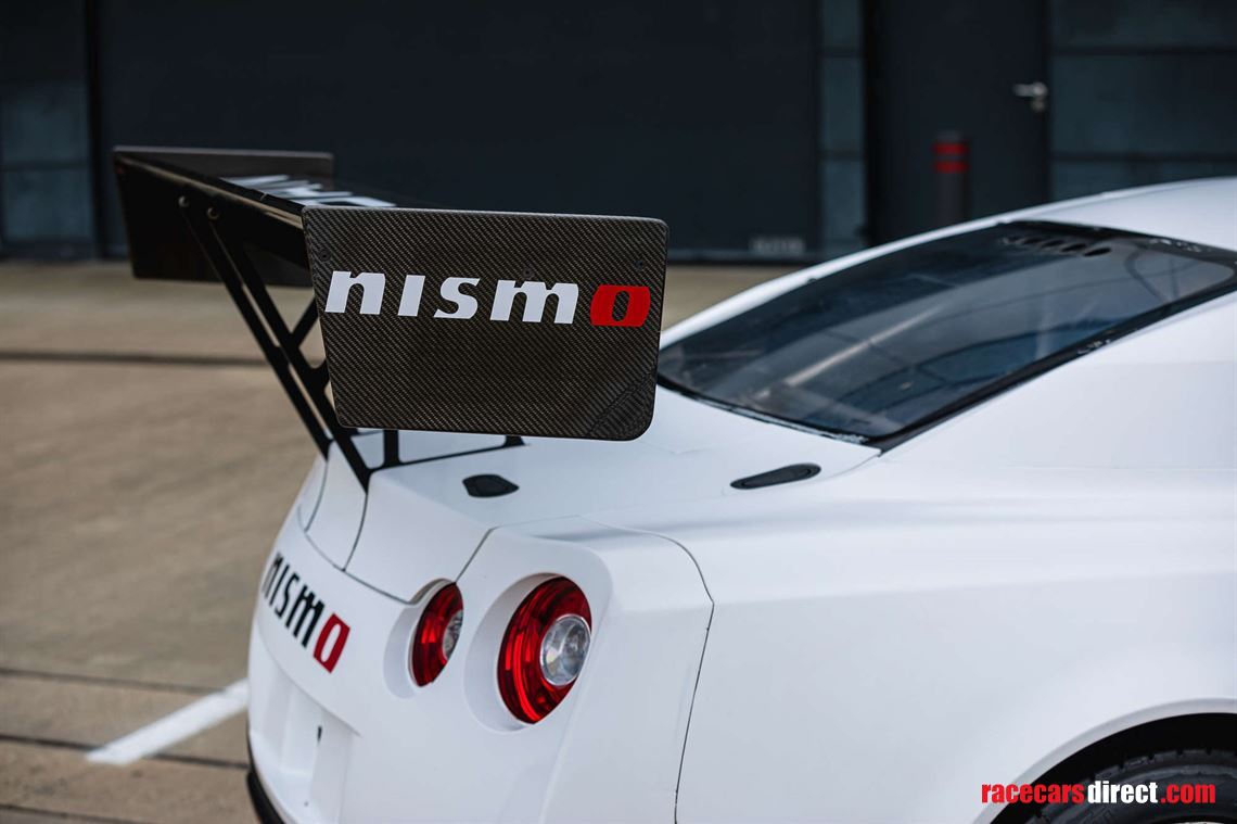 2014-nissan-r35-gt-r-8a01