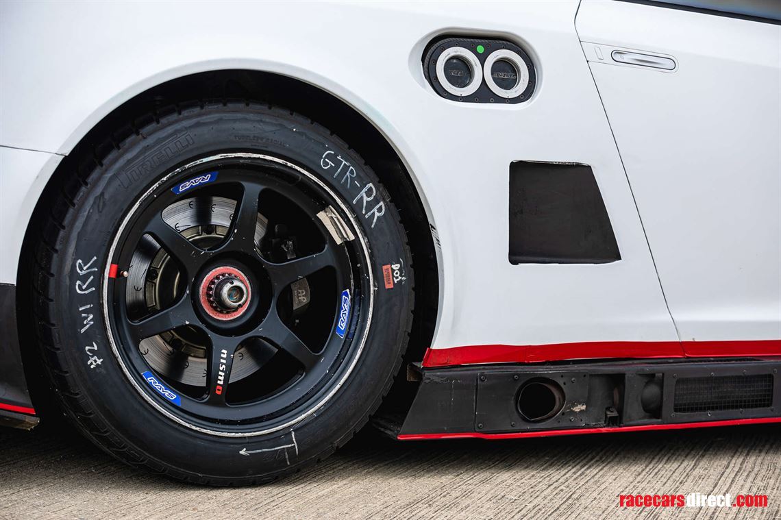 2014-nissan-r35-gt-r-8a01