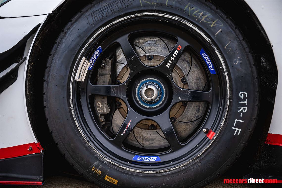 2014-nissan-r35-gt-r-8a01