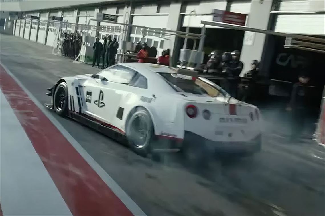 2014-nissan-r35-gt-r-8a01