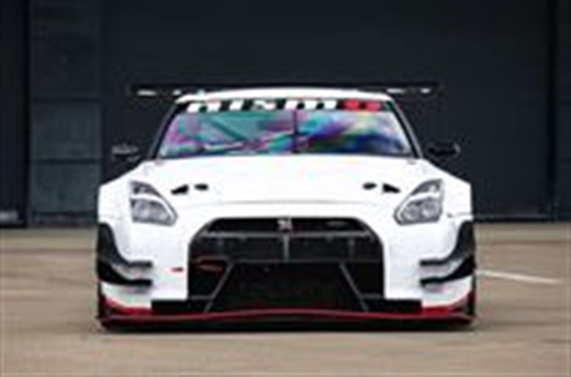 2014-nissan-r35-gt-r-8a01