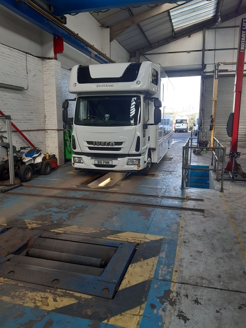 iveco-eurocargo-motorhome-race-car-transporte