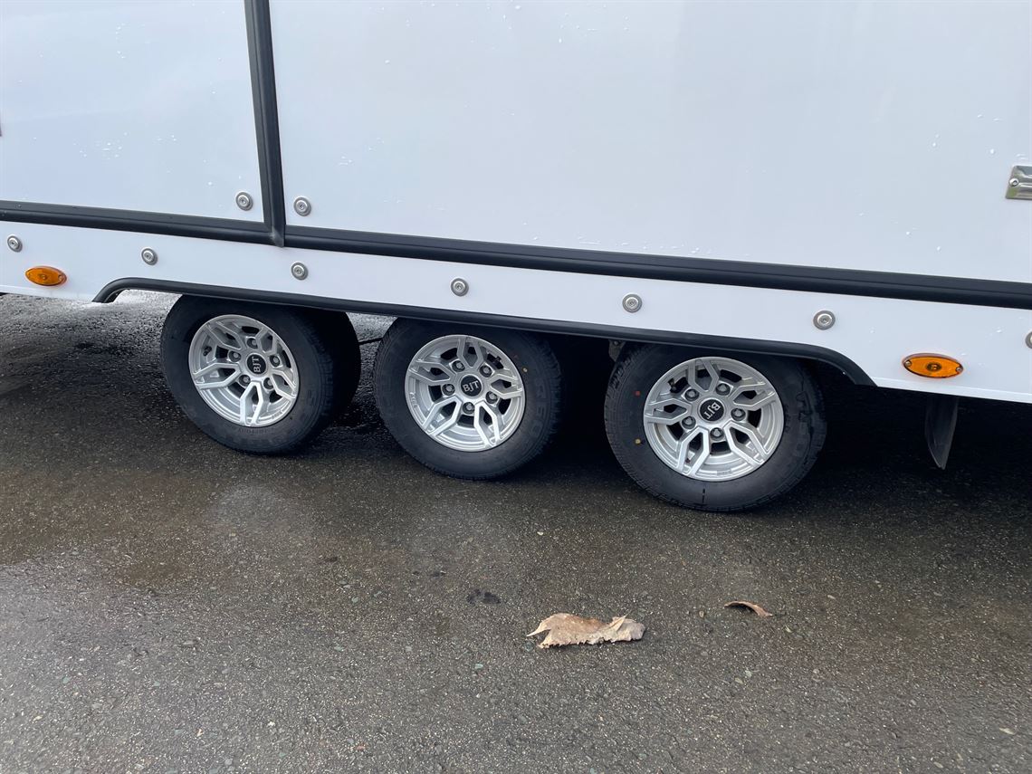 brian-james-rt6-in-black-55m-x-235m