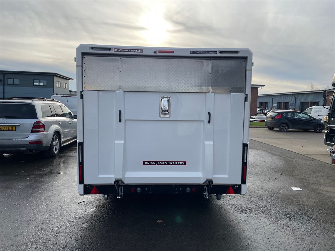 brian-james-rt6-in-black-55m-x-235m