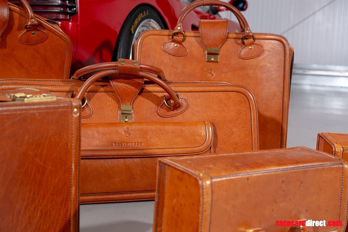ferrari-testarossa-luggage-set