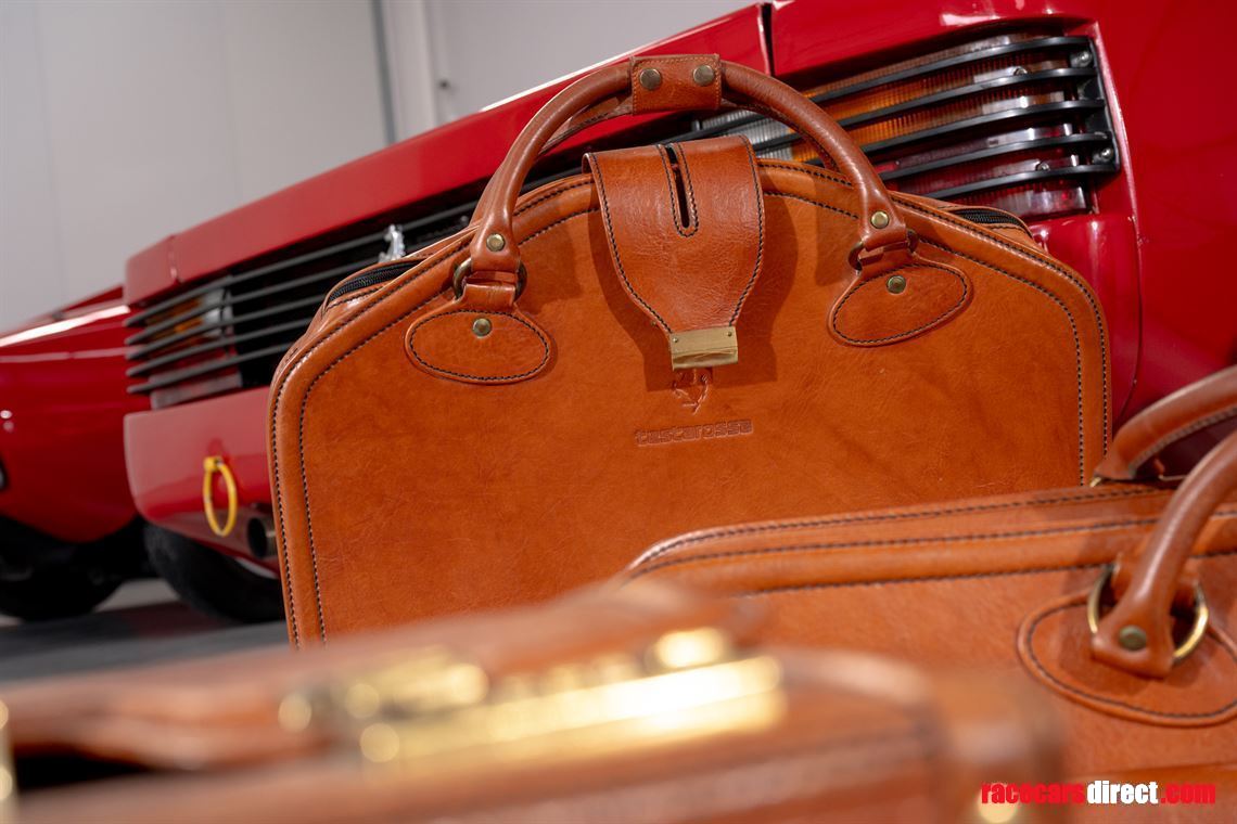 ferrari-testarossa-luggage-set