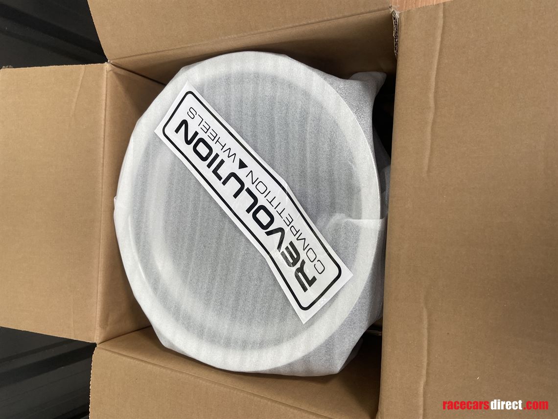 4x-revolution-4-spoke-race-new-13x8-and-13x10