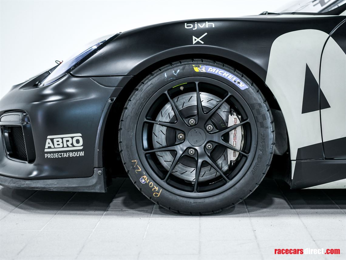 2016-porsche-cayman-gt4-clubsport-mr-reduced