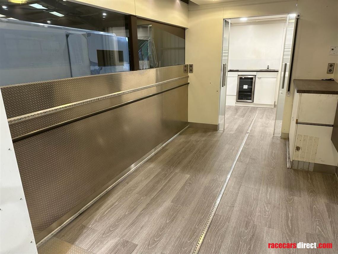 biscoff-scheck-race-transporter