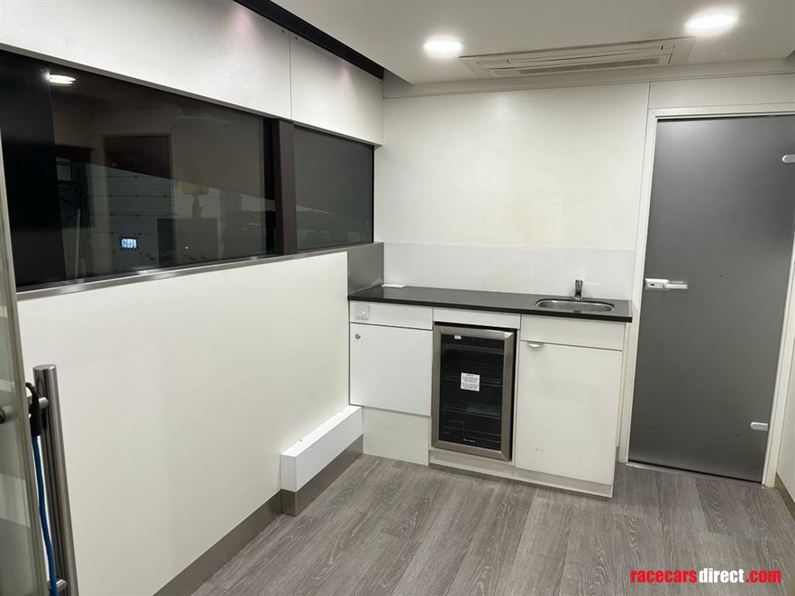 biscoff-scheck-race-transporter