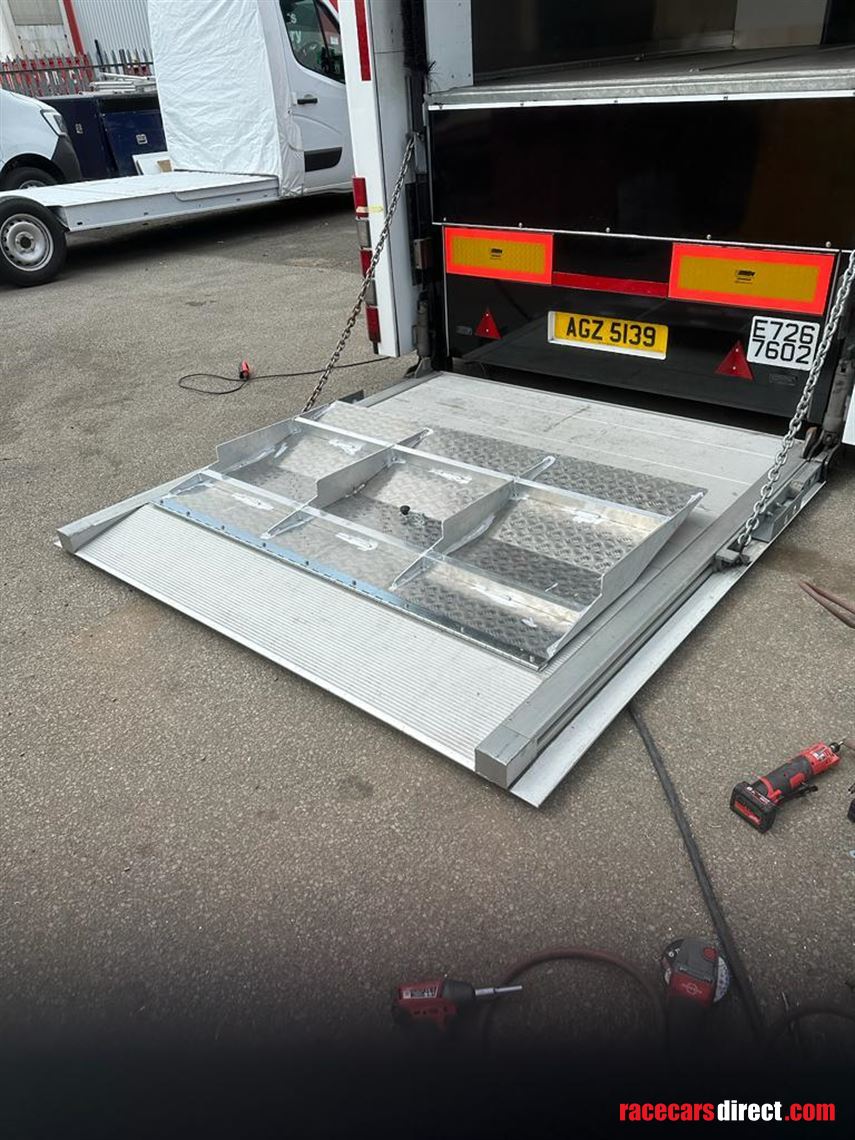 biscoff-scheck-race-transporter