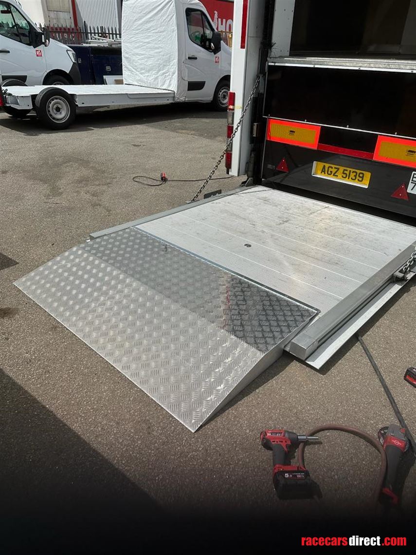 biscoff-scheck-race-transporter