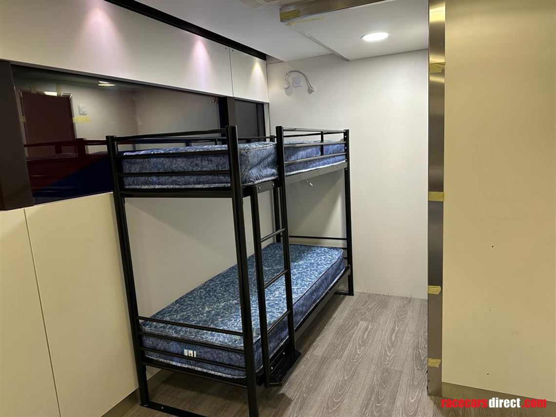 biscoff-scheck-race-transporter