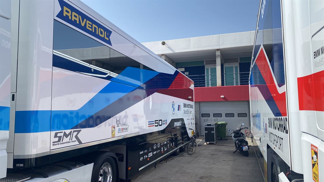 biscoff-scheck-race-transporter