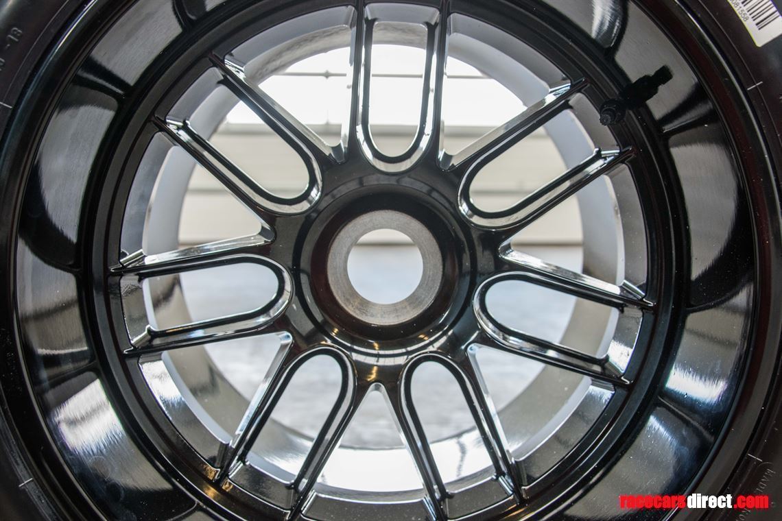 f1-official-18-inch-pirelli-rear-tire-rim