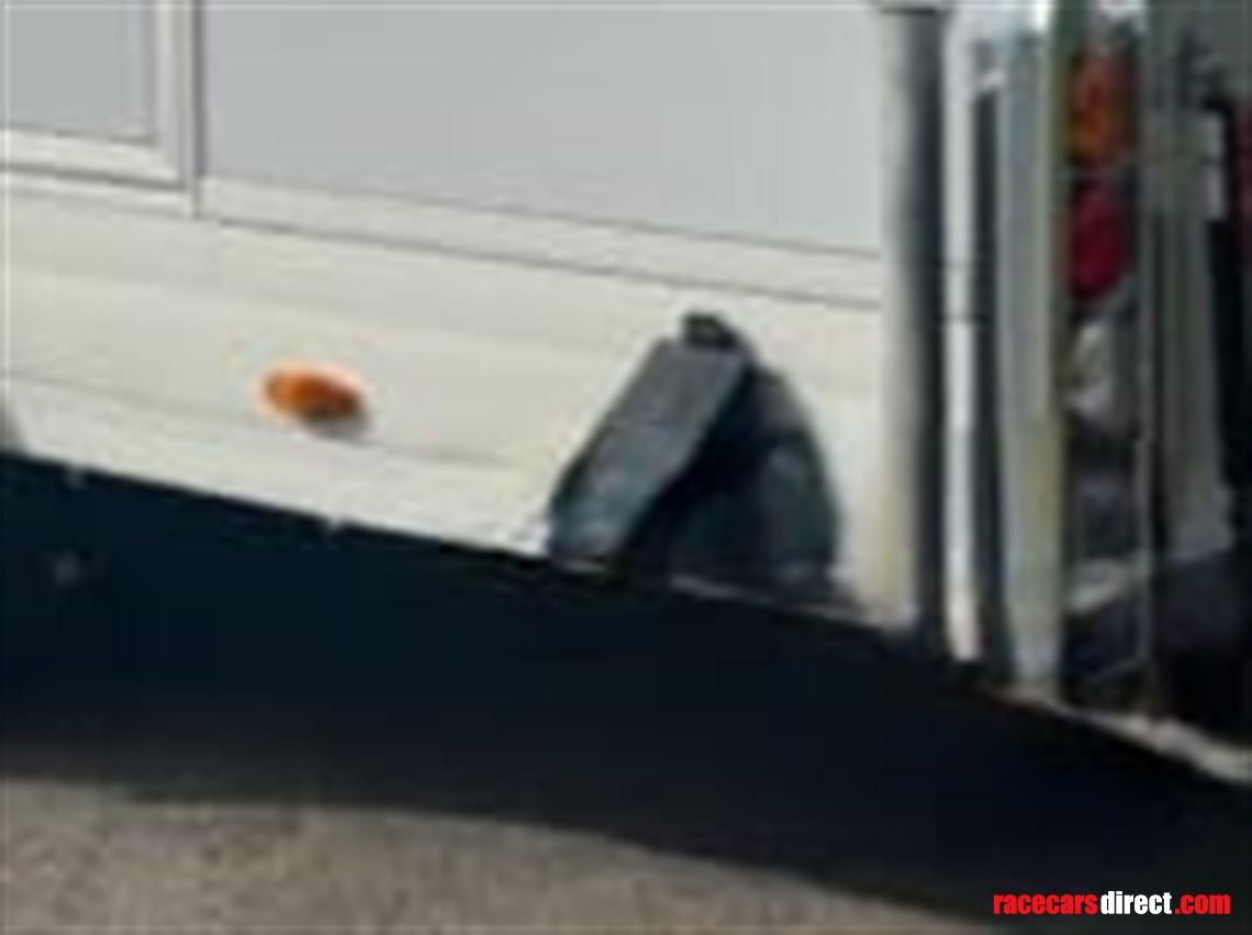 debon-c1000-enclosed-trailer