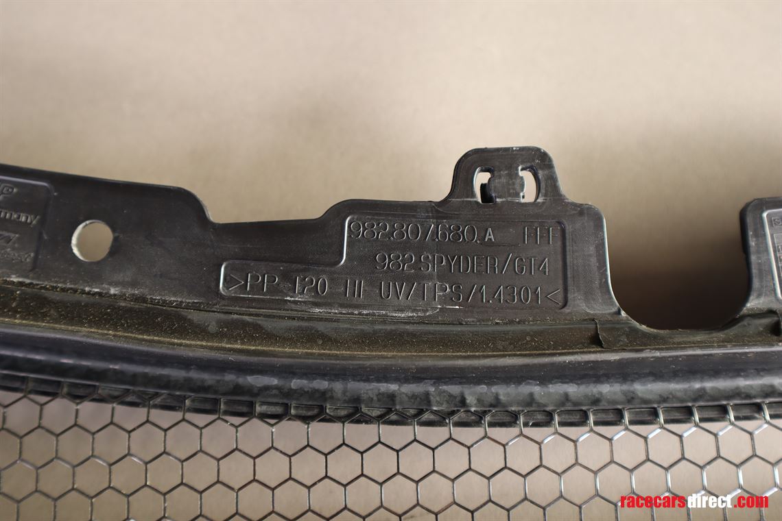 porsche-982-718-gt4-spyder-z-grille-top-cente
