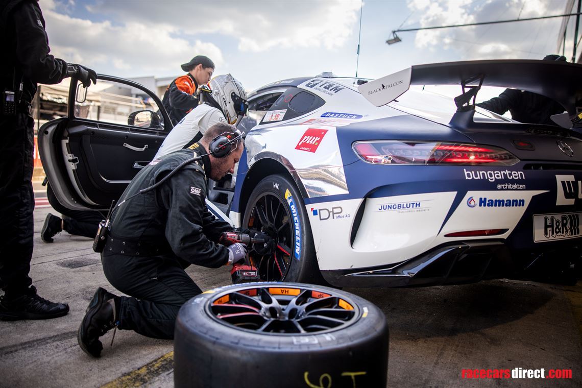 mercedes-amg-gt4-in-immaculate-condition