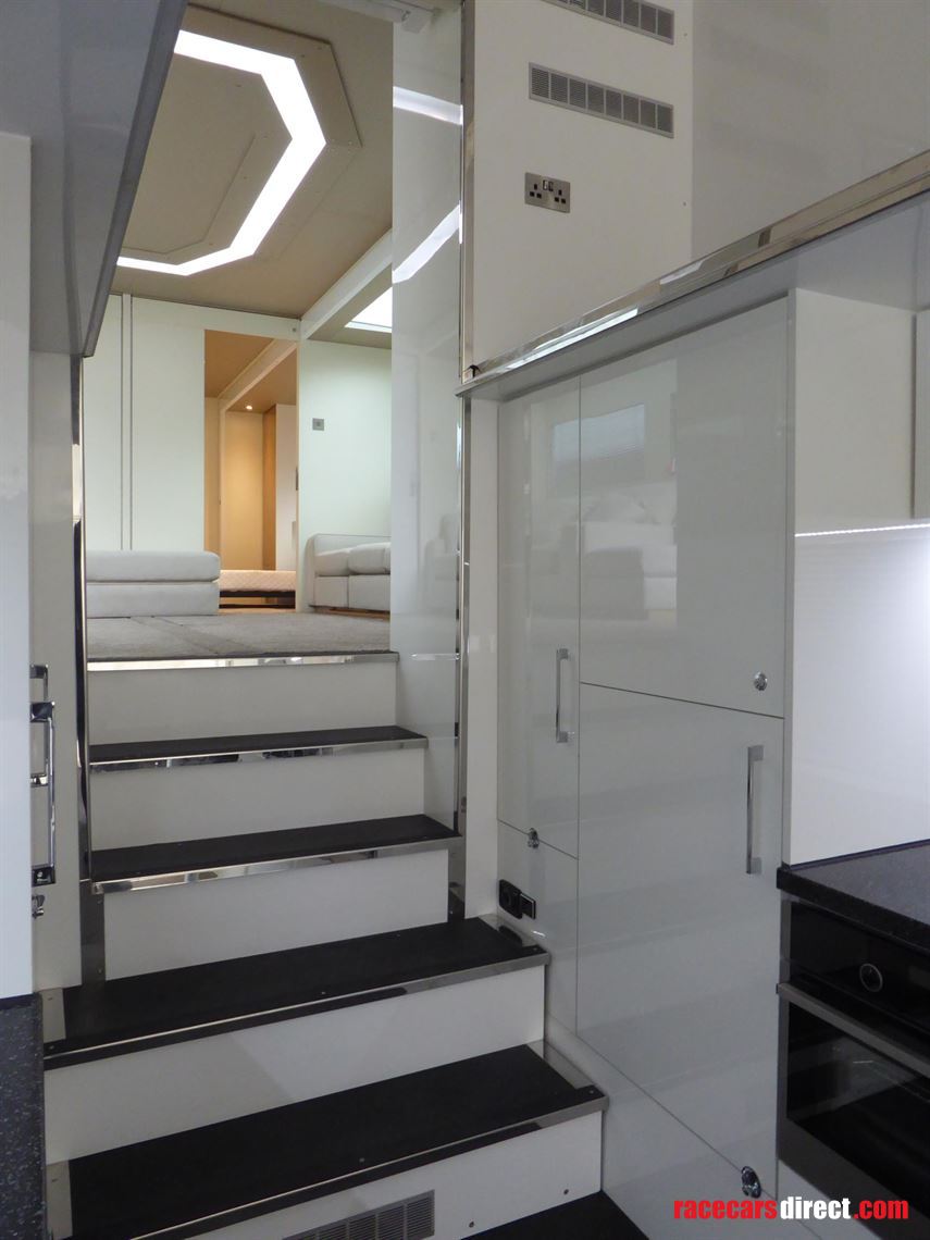 luxury-motorhome-with-1-car-carrying-capacity