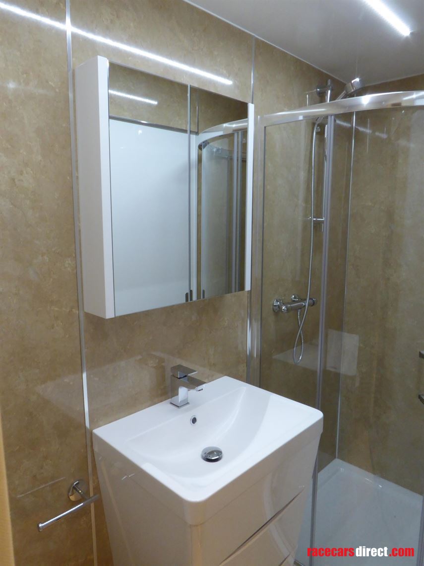 luxury-motorhome-with-1-car-carrying-capacity