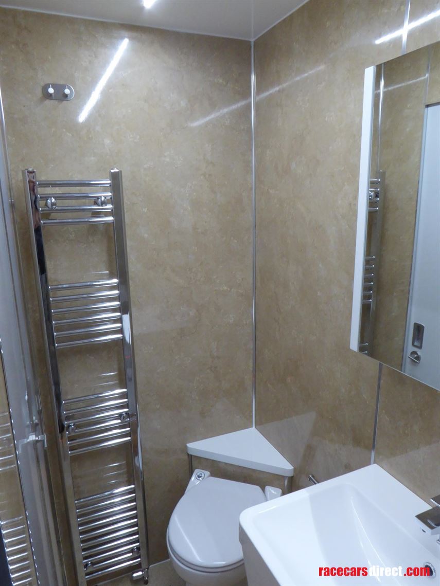 luxury-motorhome-with-1-car-carrying-capacity