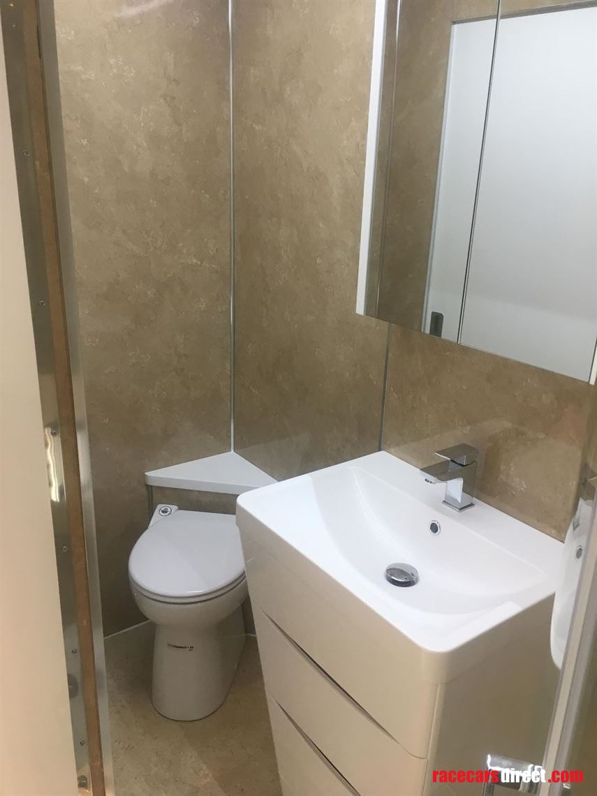 luxury-motorhome-with-1-car-carrying-capacity