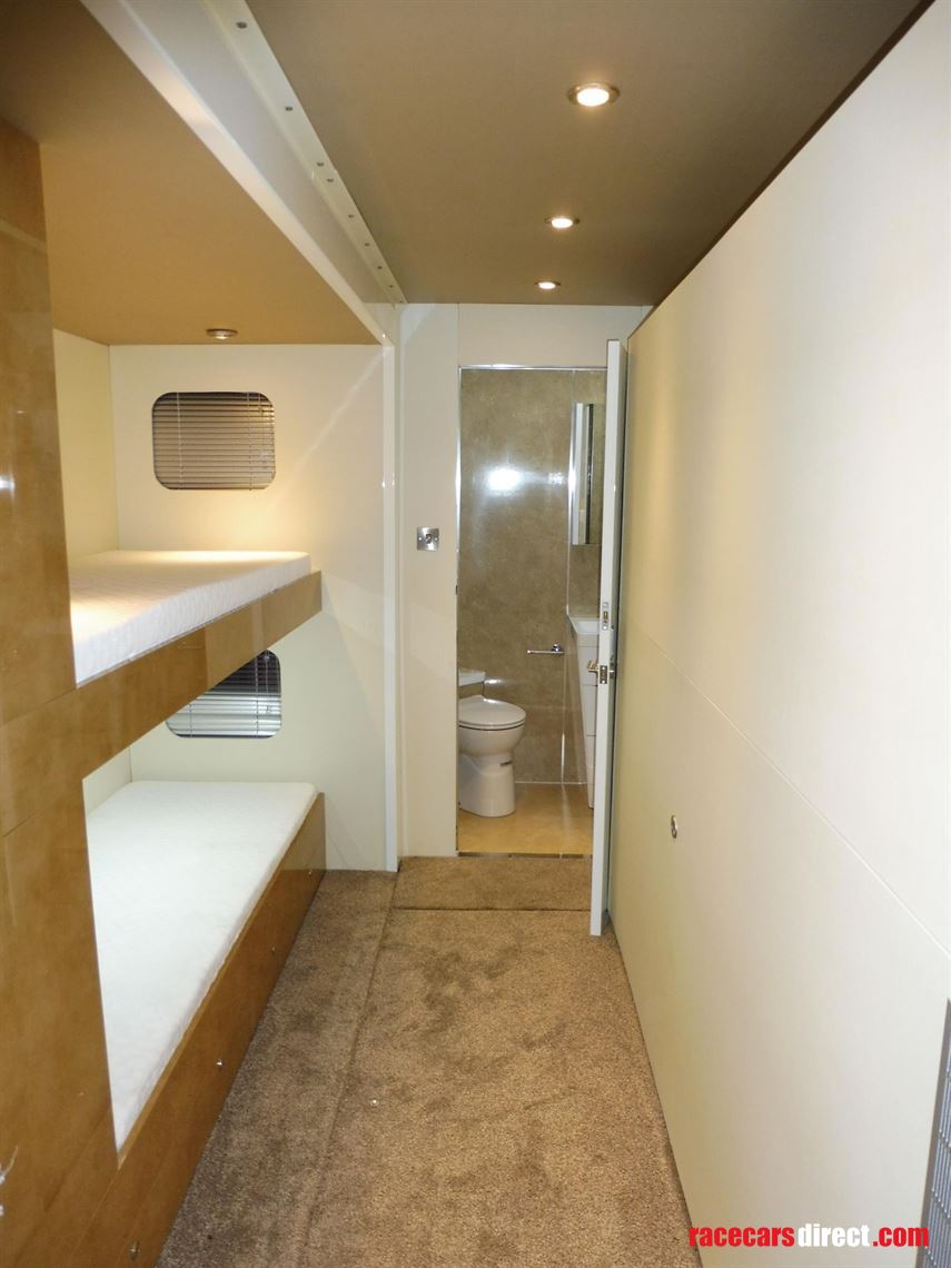 luxury-motorhome-with-1-car-carrying-capacity