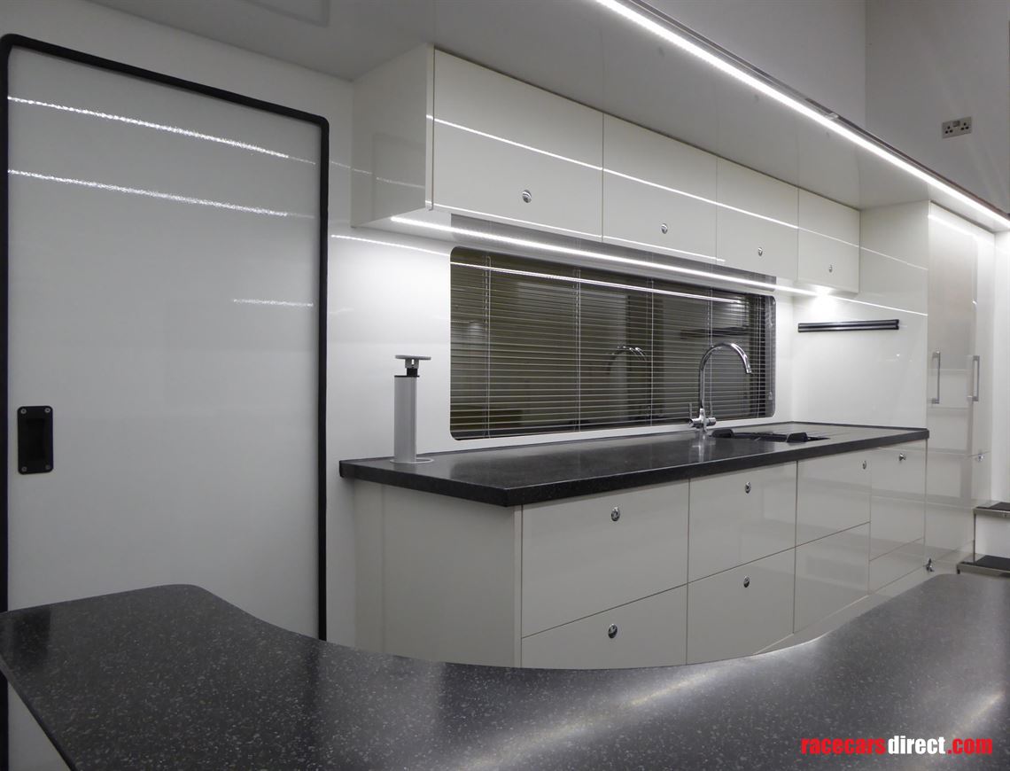 luxury-motorhome-with-1-car-carrying-capacity